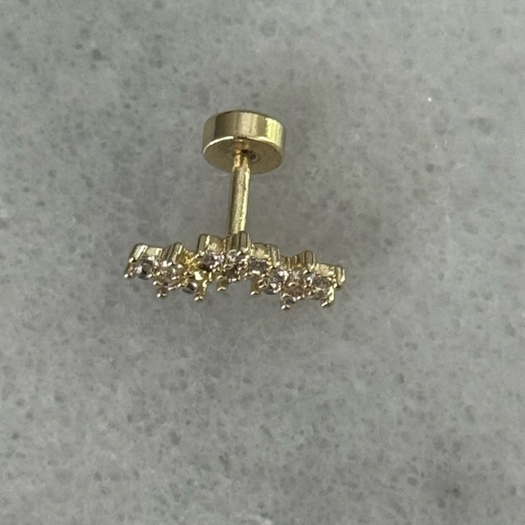 Gold Flower Cluster Cartilage Earring 

Brand New - Picture 4 of 4